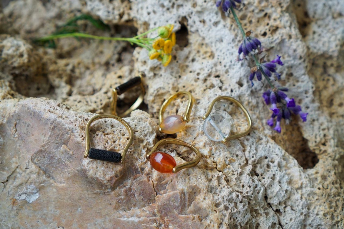 Кольцо с крутящимся камнем