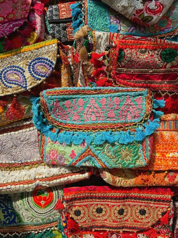 Сумка из кусочков ткани с вышивкой