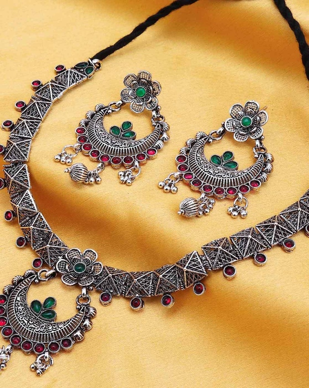 Ожерелье серебряного цвета