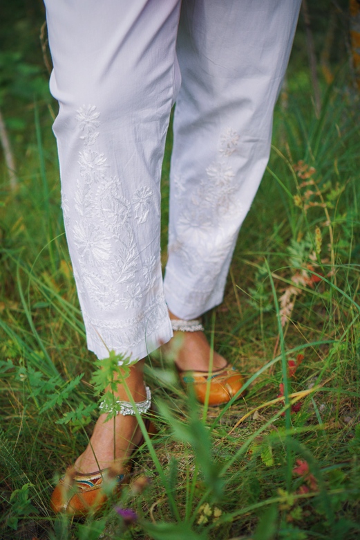 Белые зауженные штаны с вышивкой