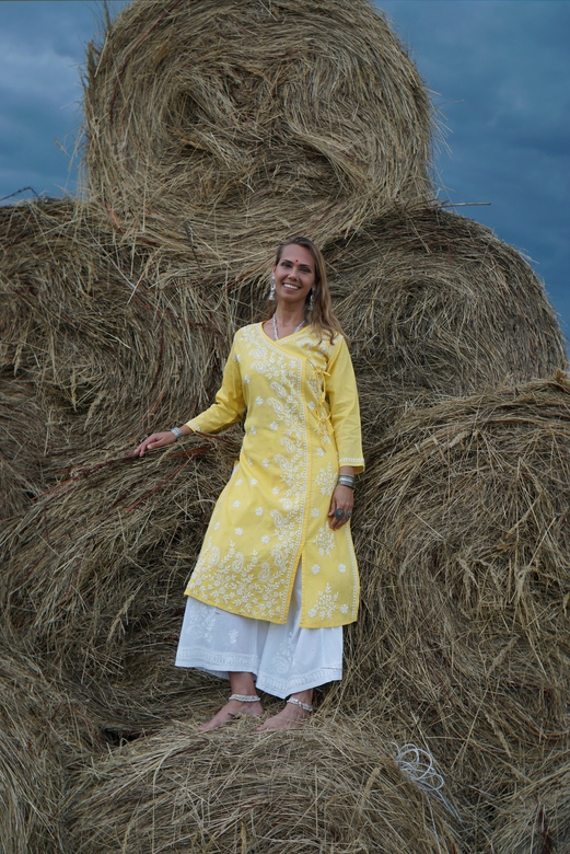 Жёлтый костюм с белой вышивкой, M