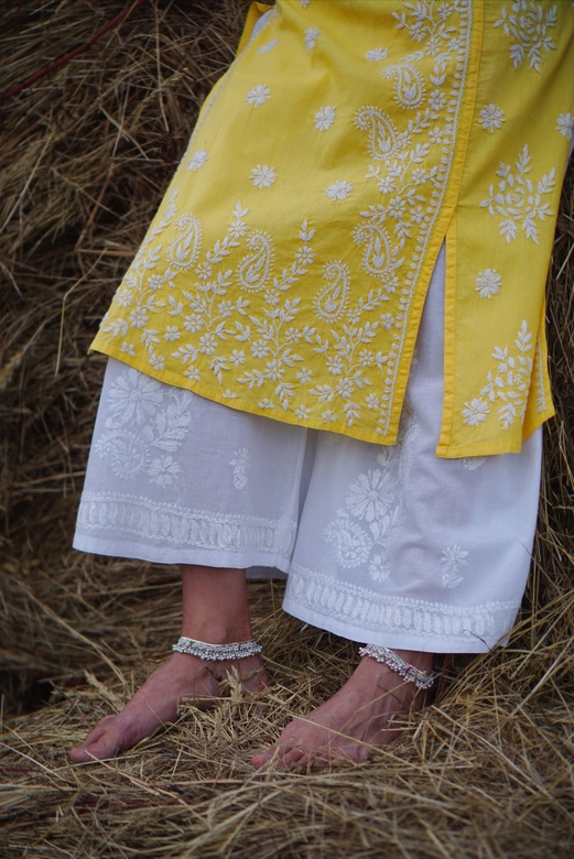 Белые широкие штаны-кюлоты с вышивкой