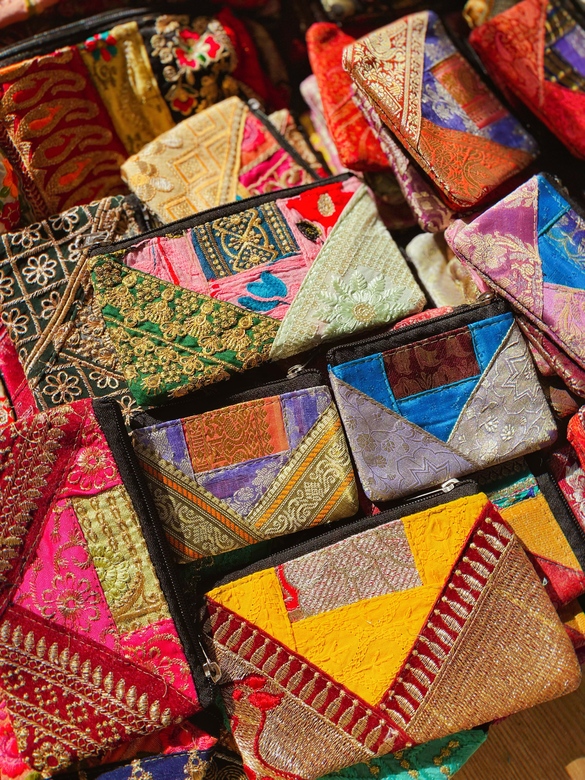 Яркие косметички из кусочков ткани