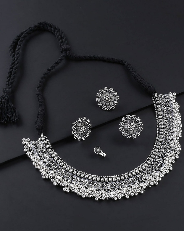 Набор украшений серебряного цвета