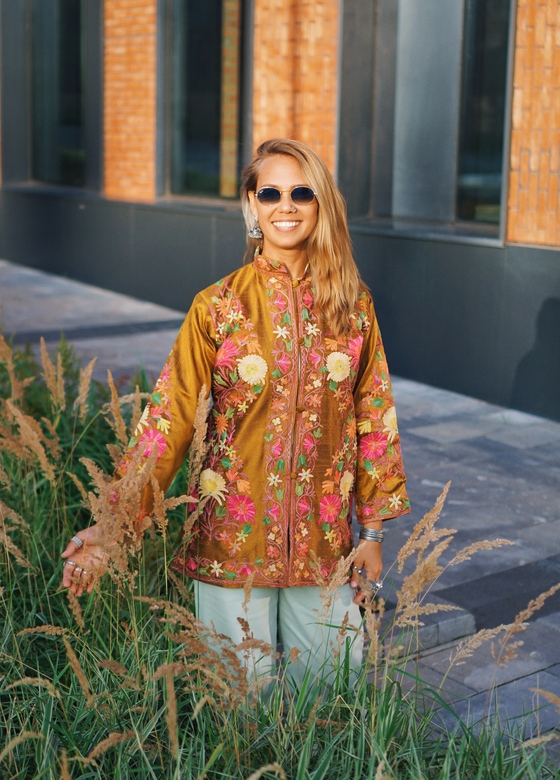 Короткий шёлковый жакет с вышивкой