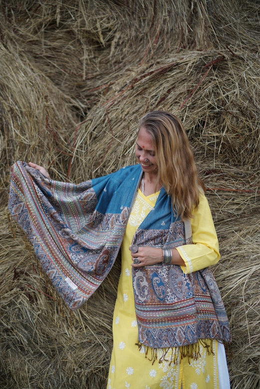 Бирюзовый шарф с разноцветной каймой