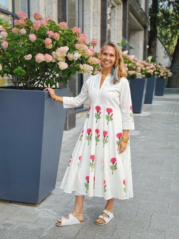 Длинное белое платье с набивным рисунком, L