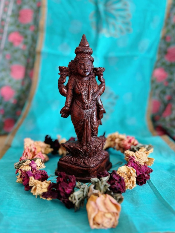 Фигурка Лакшми из красного дерева