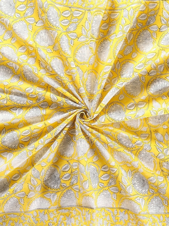 Желтый платок с набивным рисунком