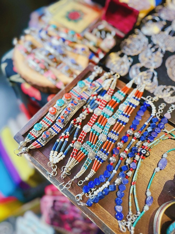 Тибетские браслеты с отделкой камнями