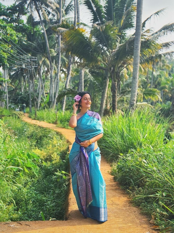 Голубое шелковое сари с синей каймой