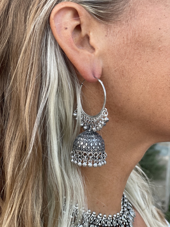 Серьги-джумки на кольцах крупные