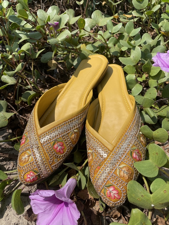 Желтые мюли с вышивкой, 38