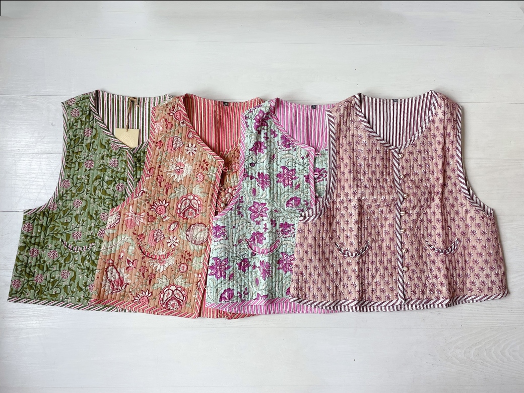 Разноцветные стёганые жилеты