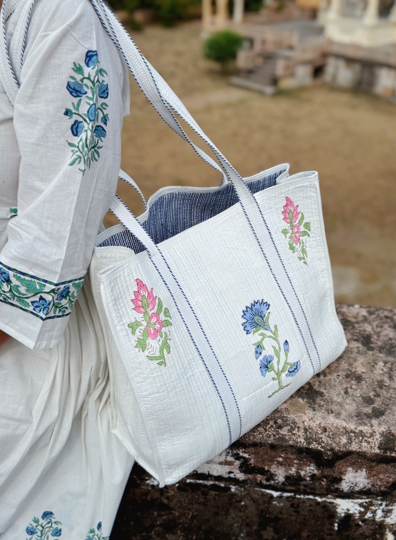 Белая стёганая сумка с цветочным принтом