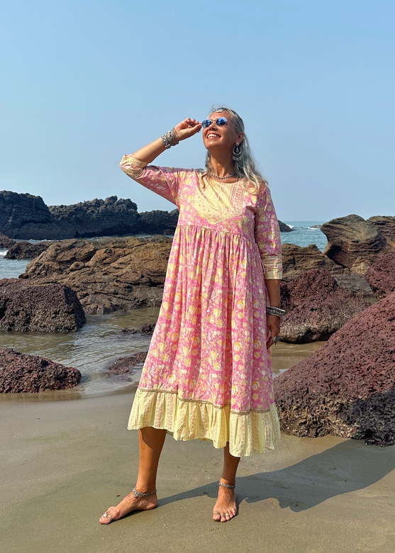 Нежно- розовое платье с цветочным рисунком, L