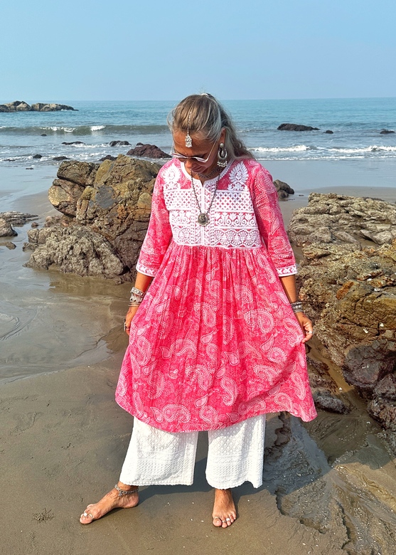 Розовое платье с вышивкой и узорами пейсли, L