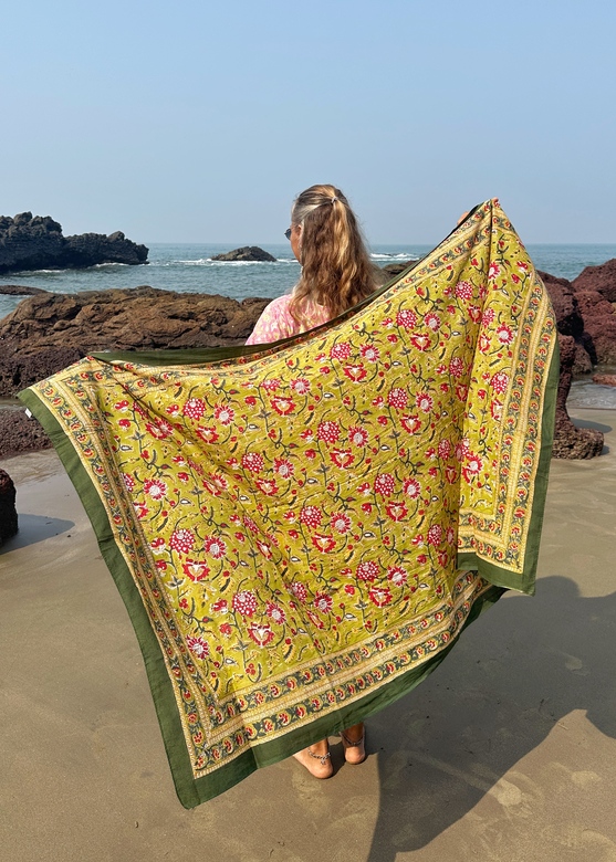 Салатовый палантин с набивным рисунком