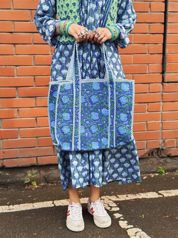 Синяя стёганая сумка с цветочным набивным рисунком