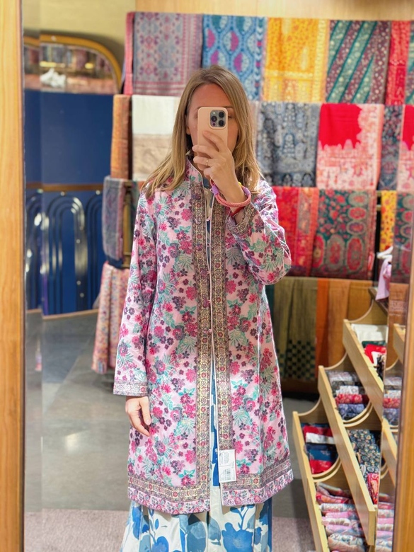 Нежно-розовый жакет с цветами и золотыми нитями, М