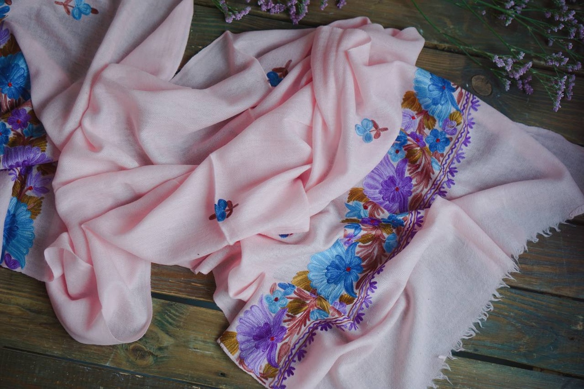 Нежно-розовый палантин с вышивкой