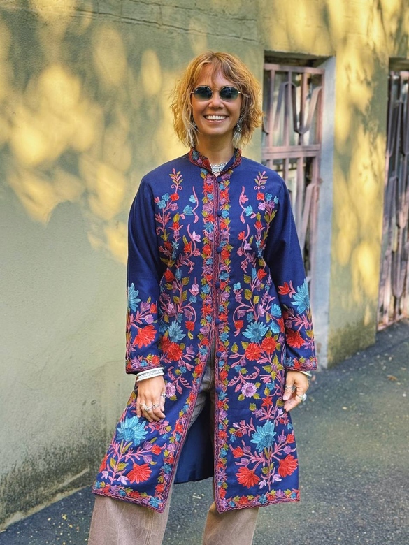 Синий жакет с цветочной вышивкой