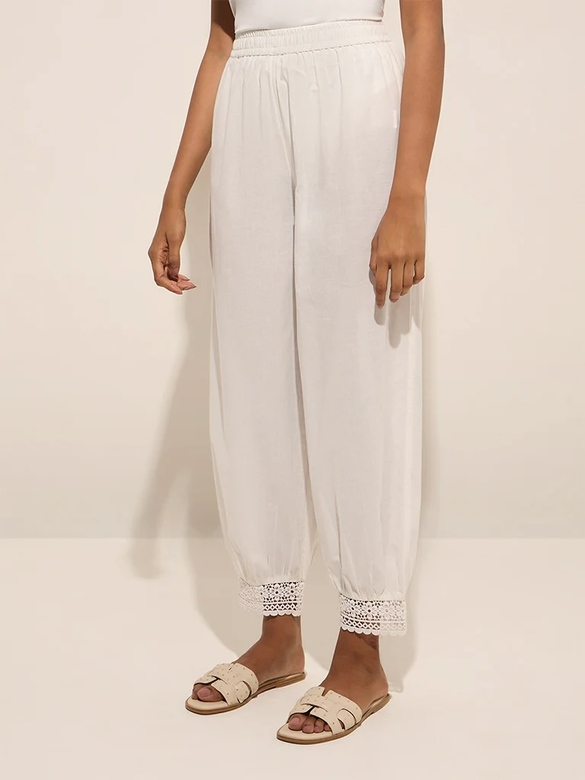 Белые штаны с ажурной отделкой, М