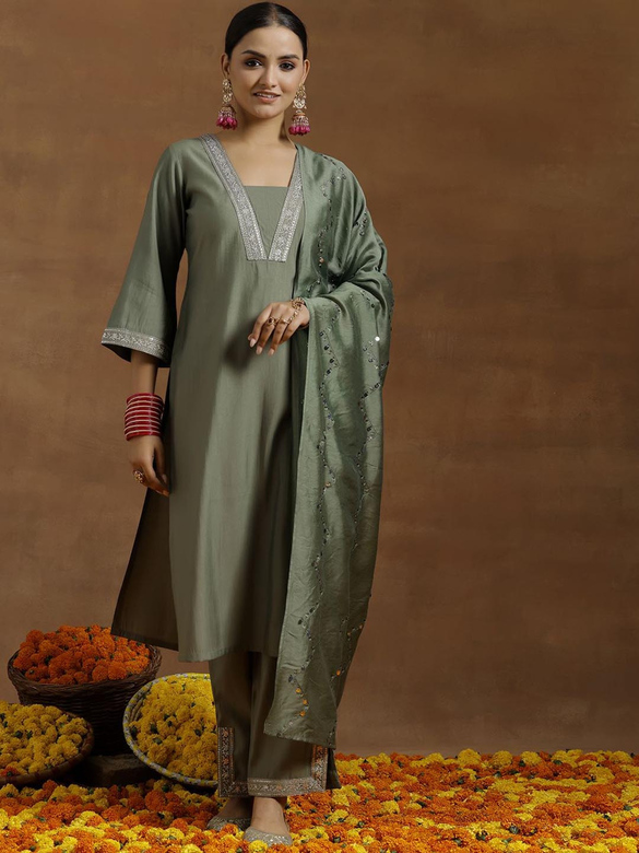 Индийский шёлковый костюм с расшитой каймой, XS