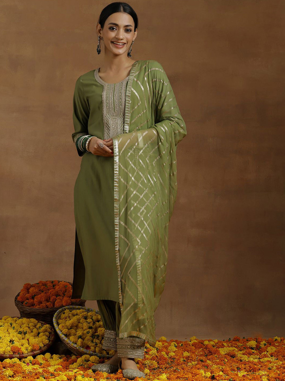 Зелёный шёлковый костюм, М