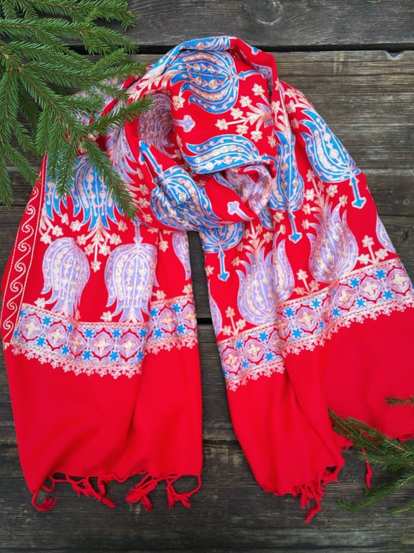 Красная шерстяная шаль с вышивкой