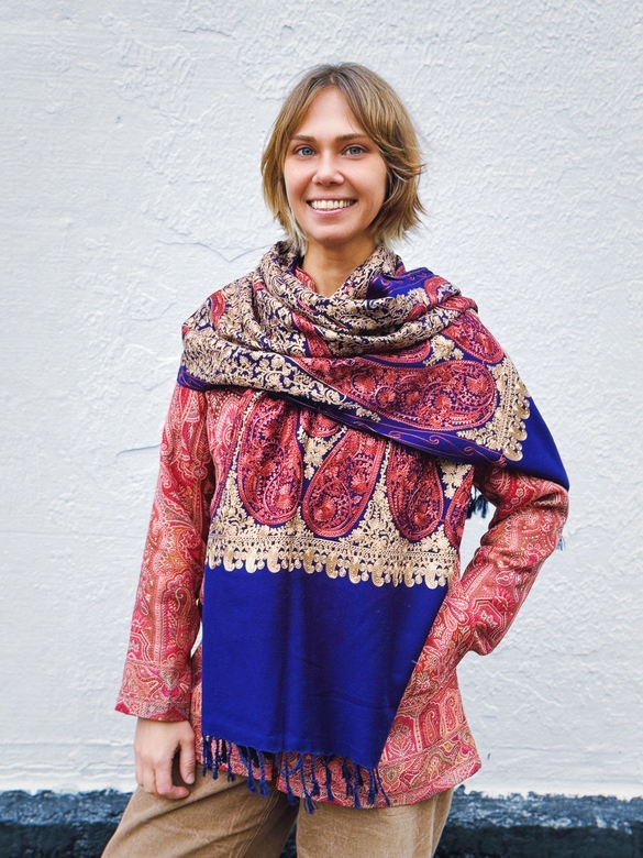 Синий шерстяной палантин с вышивкой