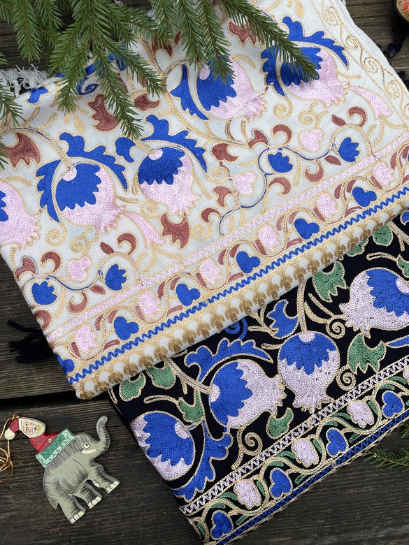 Шерстяные шали с вышитыми гранатами