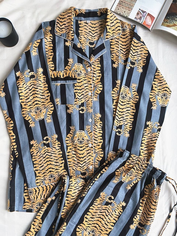 Серая полосатая пижама с тиграми