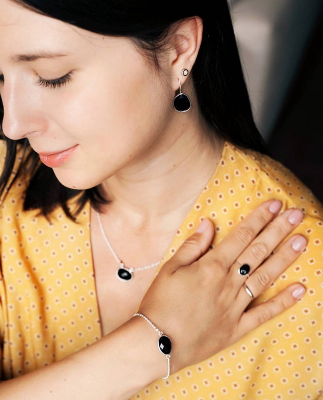 Тонкий серебряный браслет с чёрным ониксом