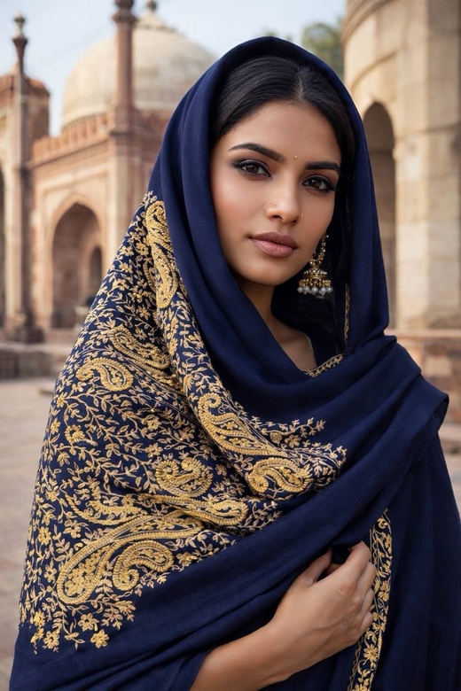 Синяя шаль с золотой вышивкой