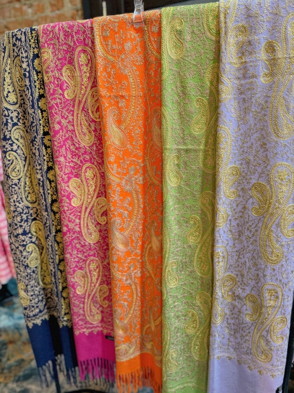 Тёплая шаль с золотой вышивкой