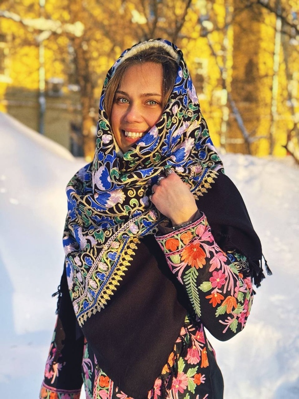 Чёрный шерстяной палантин с вышивкой