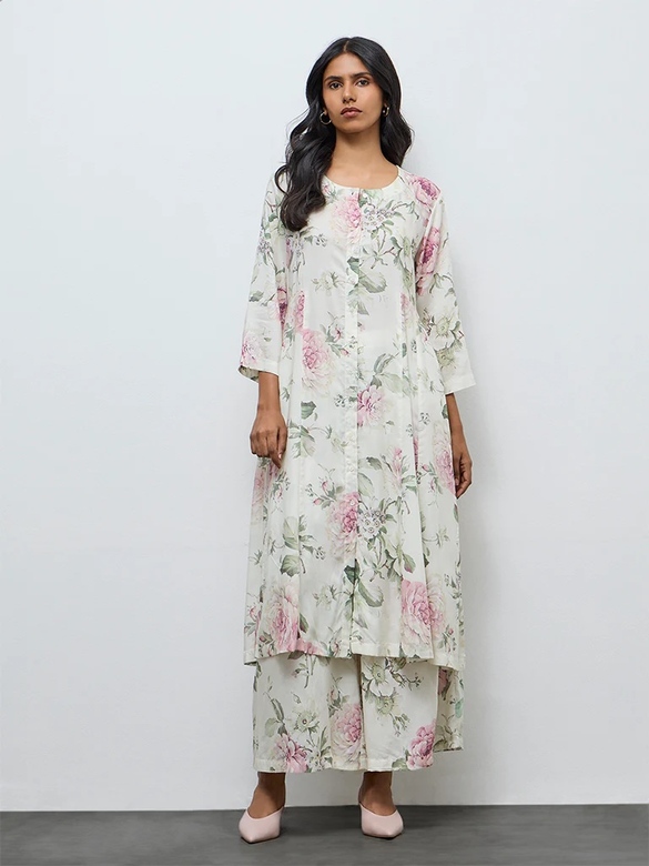 Светлый костюм с крупными цветами, S