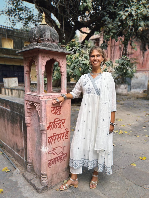 Белый костюм с серой вышивкой, L-XL