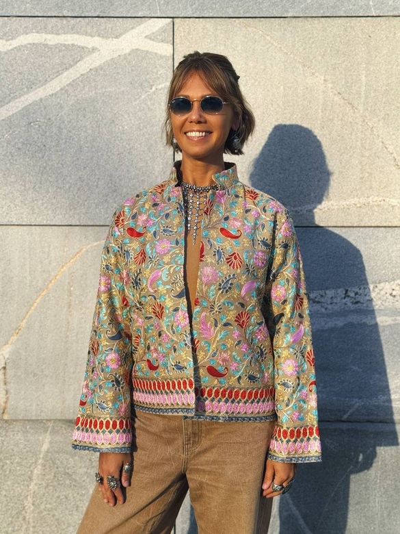 Светлый укороченный жакет с вышивкой