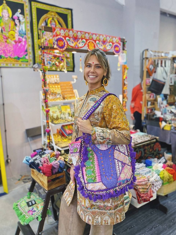 Фиолетовая сумка из кусочков ткани