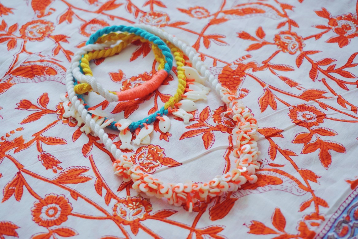 Яркие бусы с перламутром