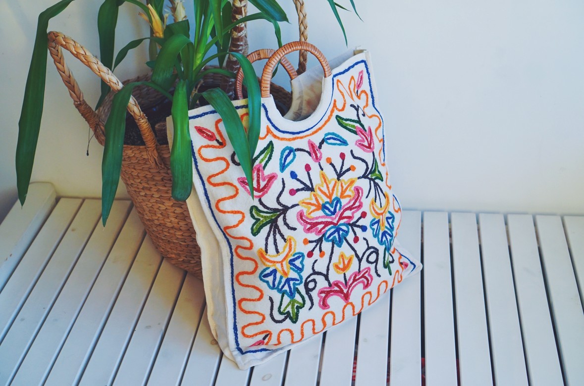 Светлая сумка с яркой вышивкой