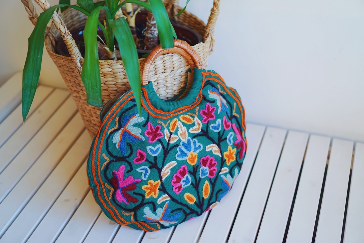 Зелёная сумка с вышивкой