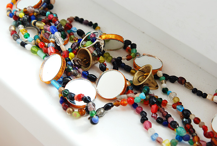 Подвески из бусин и зеркал