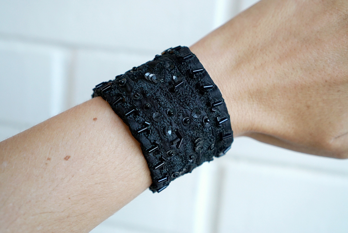 Чёрный браслет с бисером