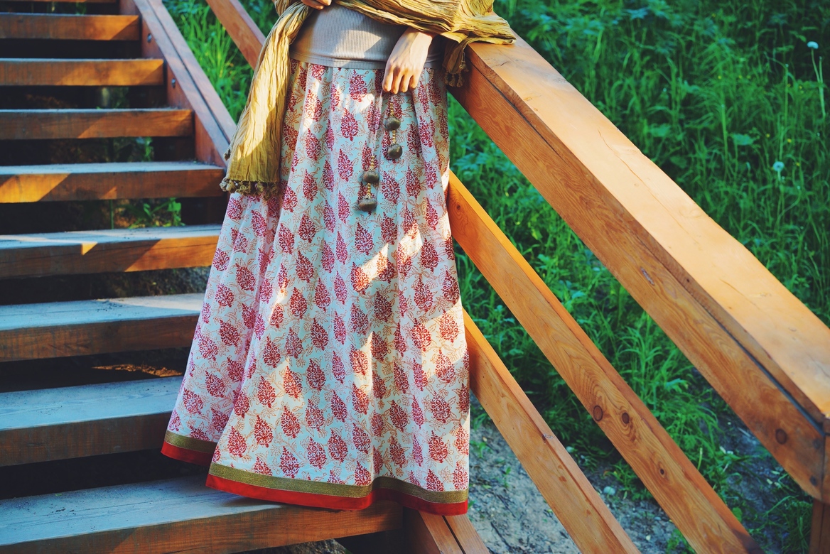 Белая юбка с красным рисунком