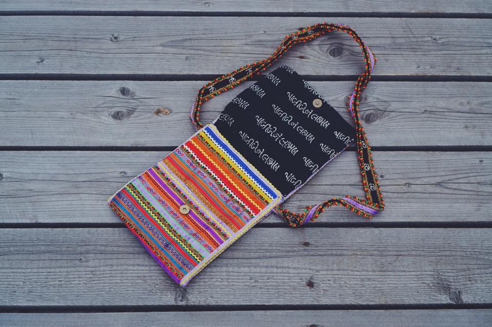 Сумка из яркой тесьмы