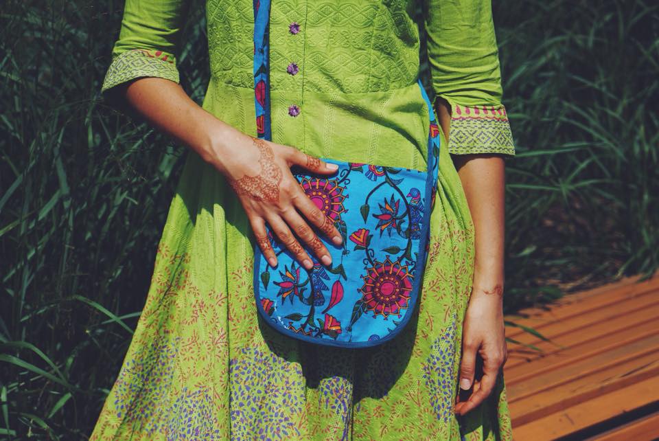 Маленькая синяя сумка