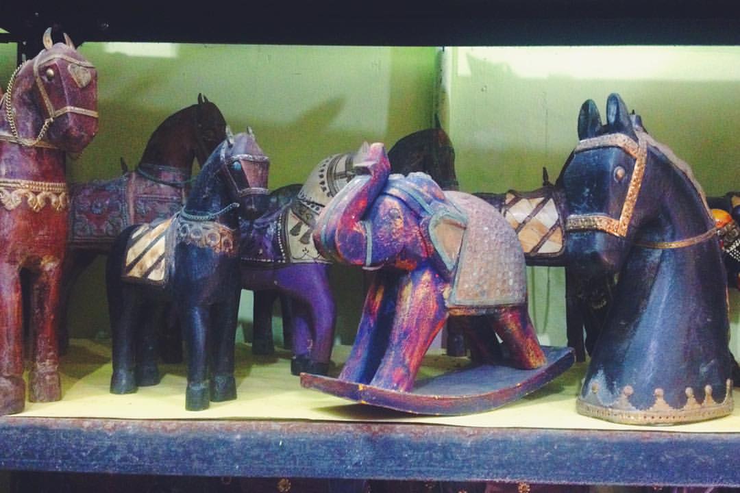 Деревянный антикварный конь